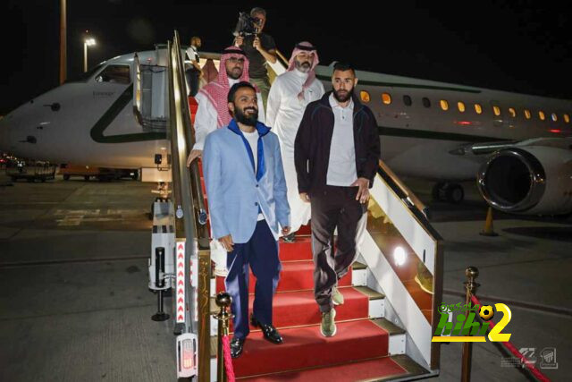 بنزيما يصل مطار الملك عبد العزيز الدولي و مئات الجماهير في استقباله !