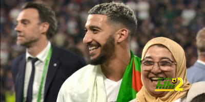 بن رحمة يحتفل رفقة والدته بلقب دوري المؤتمرات