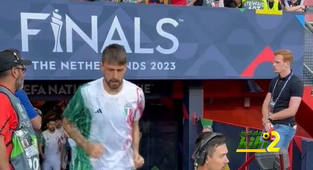 منتخب ايطاليا يؤدي عمليات الإحماء قبل مواجهة اسبانيا