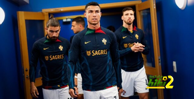 منتخب البرتغال يؤدي عمليات الإحماء قبل لقاء ايسلندا