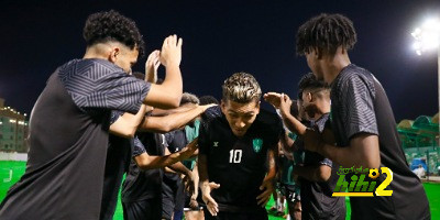 شاهد بالصور.. فيرمينيو يظهر بقميص الأهلي السعودي للمرة الأولى