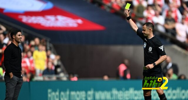 مدرب أرسنال يتلقى البطاقة الصفراء بسبب الاعتراض على الحكم