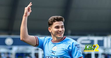 طفل من مدرجات مانشستر سيتي يطالب بقميص ألفاريز