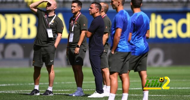 الطاقم الفني لبرشلونة يتفقد ملعب لاسيراميكا