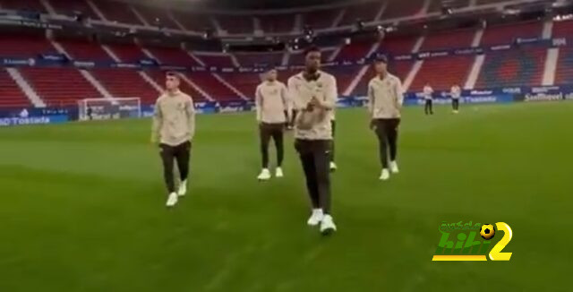 لاعبو برشلونة يتفقدون أرضية ملعب السادار قبل لقاء أوساسونا