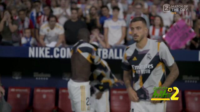 ثلاثي ريال مدريد يؤدون عمليات الإحماء قبل انطلاق الشوط الثاني