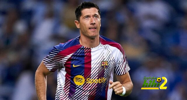 عاجل .. ليفاندوفسكي يخرج مصابا من مباراة برشلونة و بورتو