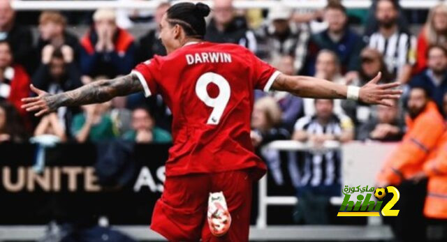 نونيز يوزع الهدايا على محمد صلاح!