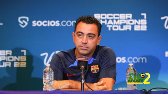 فيران توريس يرافق تشافي في المؤتمر الصحفي لمباراة برشلونة وشاختار