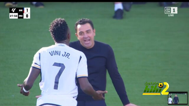 حديث جانبي بين تشافي و فينيسيوس في الكلاسيكو