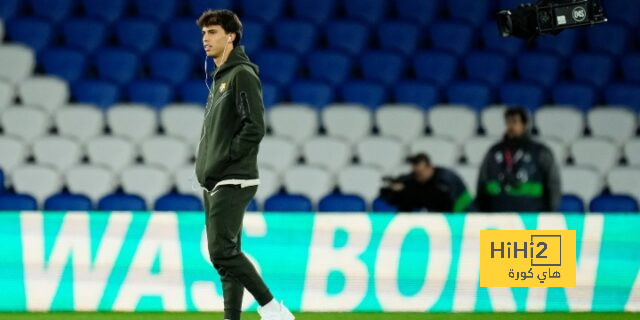 لاعبو برشلونة يتفقدون أرضية الملعب قبل مواجهة ريال سوسيداد