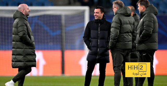 لاعبو برشلونة يتفقدون أرضية ملعب هامبورغ قبل لقاء شاختار