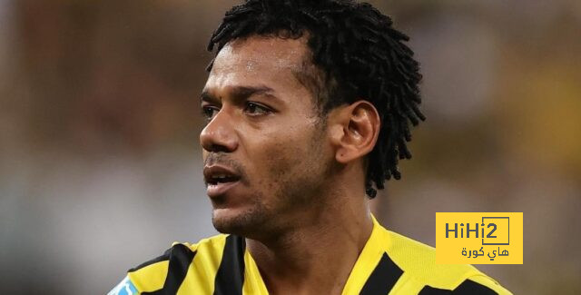 رومارينيو يغادر مباراة الاتحاد وأبها للإصابة