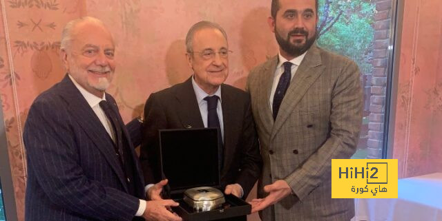 مجسم البرنابيو هدية بيريز لرئيس نابولي