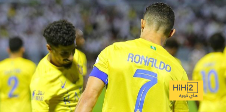 فيديو : نجم النصر يلبي رغبة مشجع هلالي ويمنحه قميصه رغم الخسارة