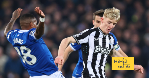 انطلاق الشوط الثاني من مباراة نيوكاسل وإيفرتون