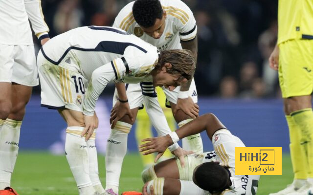 لوكا مودريتش يواسي ألابا بعد إصابته بالصليبي