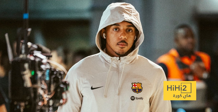 فريق برشلونة يصل ملعب مونتجويك قبل مواجهة ألميريا