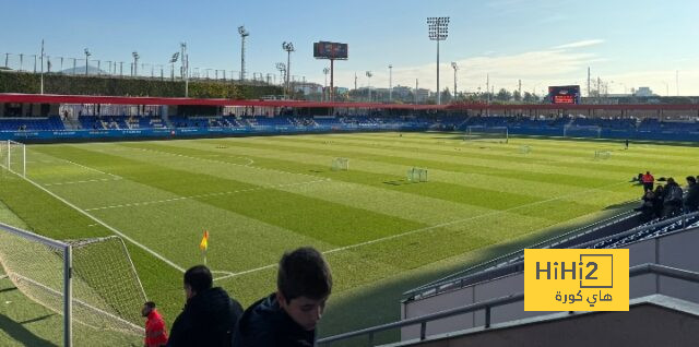جمهور برشلونة يتوافد على مقر التدريبات قبل المران المفتوح