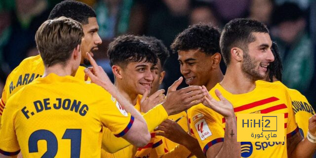 صراخ وعناق.. أجواء غرفة ملابس برشلونة بعد الفوز أمام بيتيس