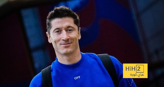 لاعبو برشلونة يتفقدون أرضية الملعب قبل لقاء أوساسونا