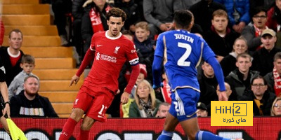 خط وسط ليفربول أمام لوتون تاون في الدوري الإنجليزي