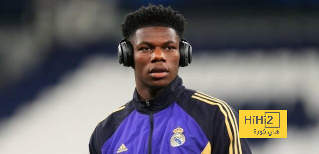 لاعبو ريال مدريد يتفقدون أرضية الملعب قبل لقاء إشبيلية