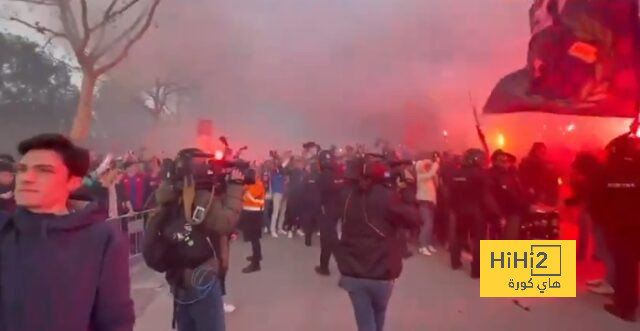 فيديو.. جمهور برشلونة يشعل الأجواء خارج الملعب قبل مواجهة نابولي
