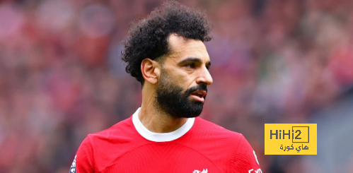 ليفربول يؤدي عمليات الإحماء قبل لقاء مانشستر يونايتد