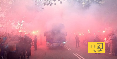 جماهير برشلونة تهاجم حافلة فريقها بالخطأ.. فيديو