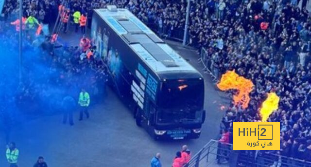 حافلة مانشستر سيتي تنتظر اللاعبين قبل الذهاب لملعب ويمبلي