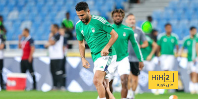 عين على محرز في مباراة الرياض