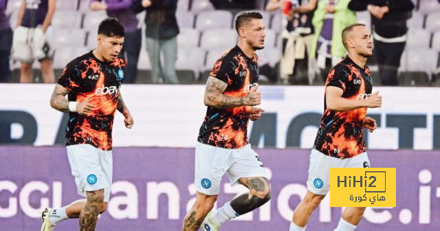 لاعبو نابولي يجرون عمليات الإحماء قبل مواجهة فيورنتينا