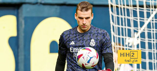 لاعبو ريال مدريد يجرون عمليات الإحماء قبل مباراة فياريال