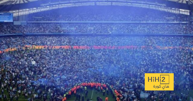 فيديو.. لحظة نزول جمهور السيتي أرض الملعب بعد التتويج بالدوري