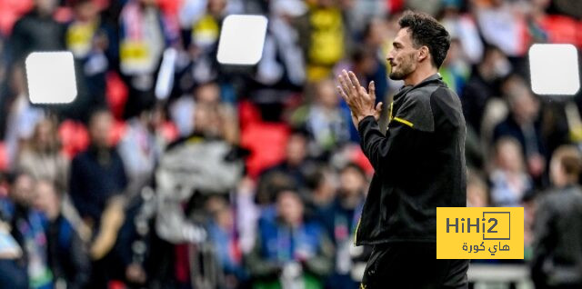 لاعبو بروسيا يتفقدون أرضية الملعب قبل مواجهة ريال مدريد