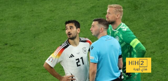 صور.. رجل مقنع يتسبب في تأخير بداية الشوط الثاني من مباراة ألمانيا والدنمارك