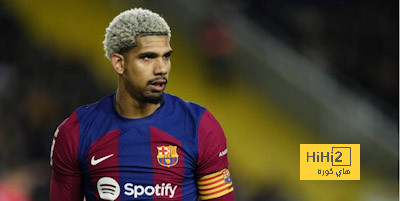 برشلونة يلقي الكرة في ملعب أراوخو