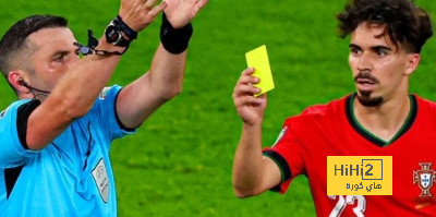صور.. فيتينها يمنح الحكم مايكل أوليفر البطاقة الصفراء