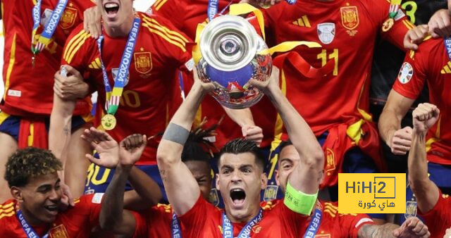 منتخب إسبانيا يرفع كأس أوروبا