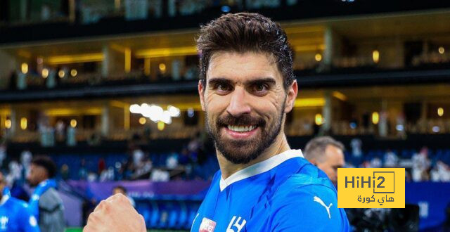 الهلال يتقدم على ضمك بهدف في الشوط الأول