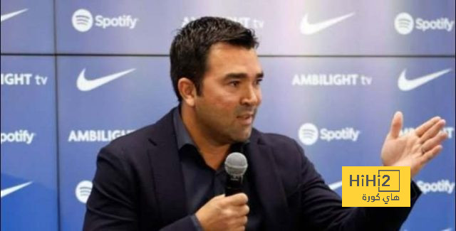 ديكو يراقب لاعب برشلونة السابق