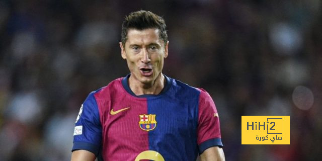 ليفاندوفسكي يغادر مباراة برشلونة و إشبيلية