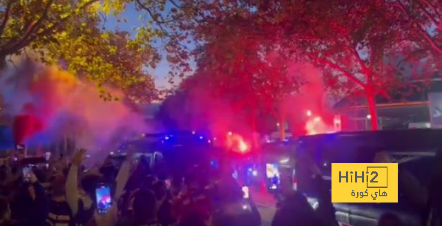 بالألعاب النارية| جمهور برشلونة يستقبل حافلة الفريق قبل القمة.. فيديو