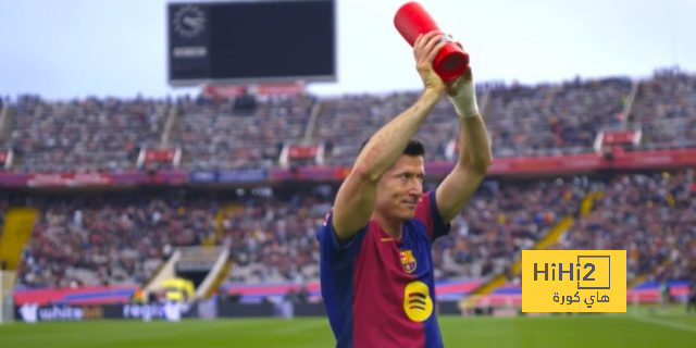 ليفاندوفسكي يحتفل مع جماهير برشلونة بجائزة لاعب الشهر