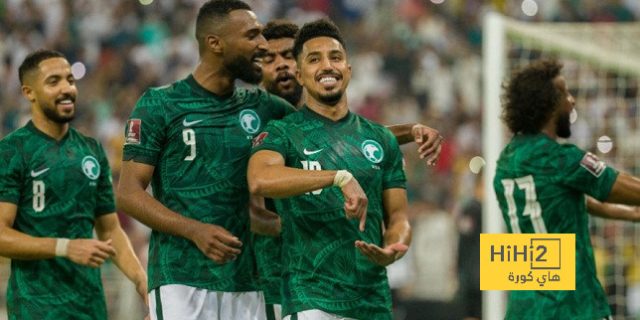 لاعب المنتخب السعودي يرفع شعار التحدي قبل مواجهة اليمن