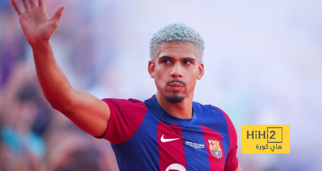 هل يفكر برشلونة في التضحية بأحد أبرز مدافعيه؟