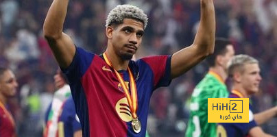 صور.. أراوخو يستعرض كأس السوبر أمام الجماهير قبل انطلاق مباراة بيتيس