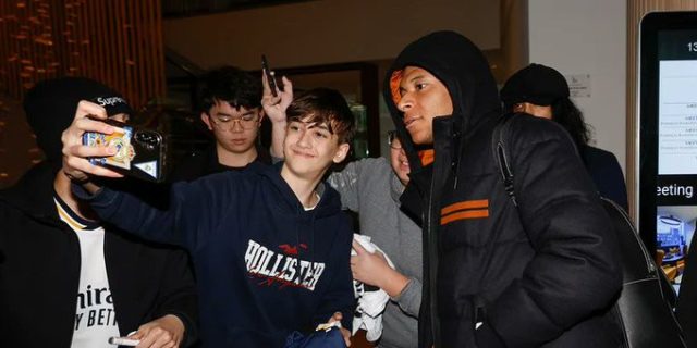 صور: وصول بعثة ريال مدريد إلى إنجلترا