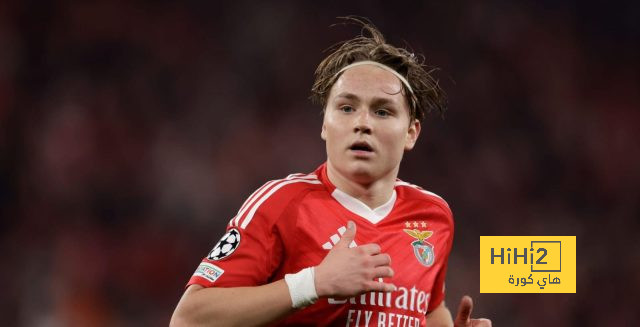 لاعب بنفيكا يعبر عن إحباطه بعد الهزيمة أمام برشلونة